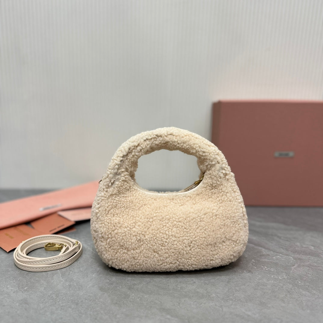 WANDER HOBO BAG 18 IN BEIGE SHEARLING