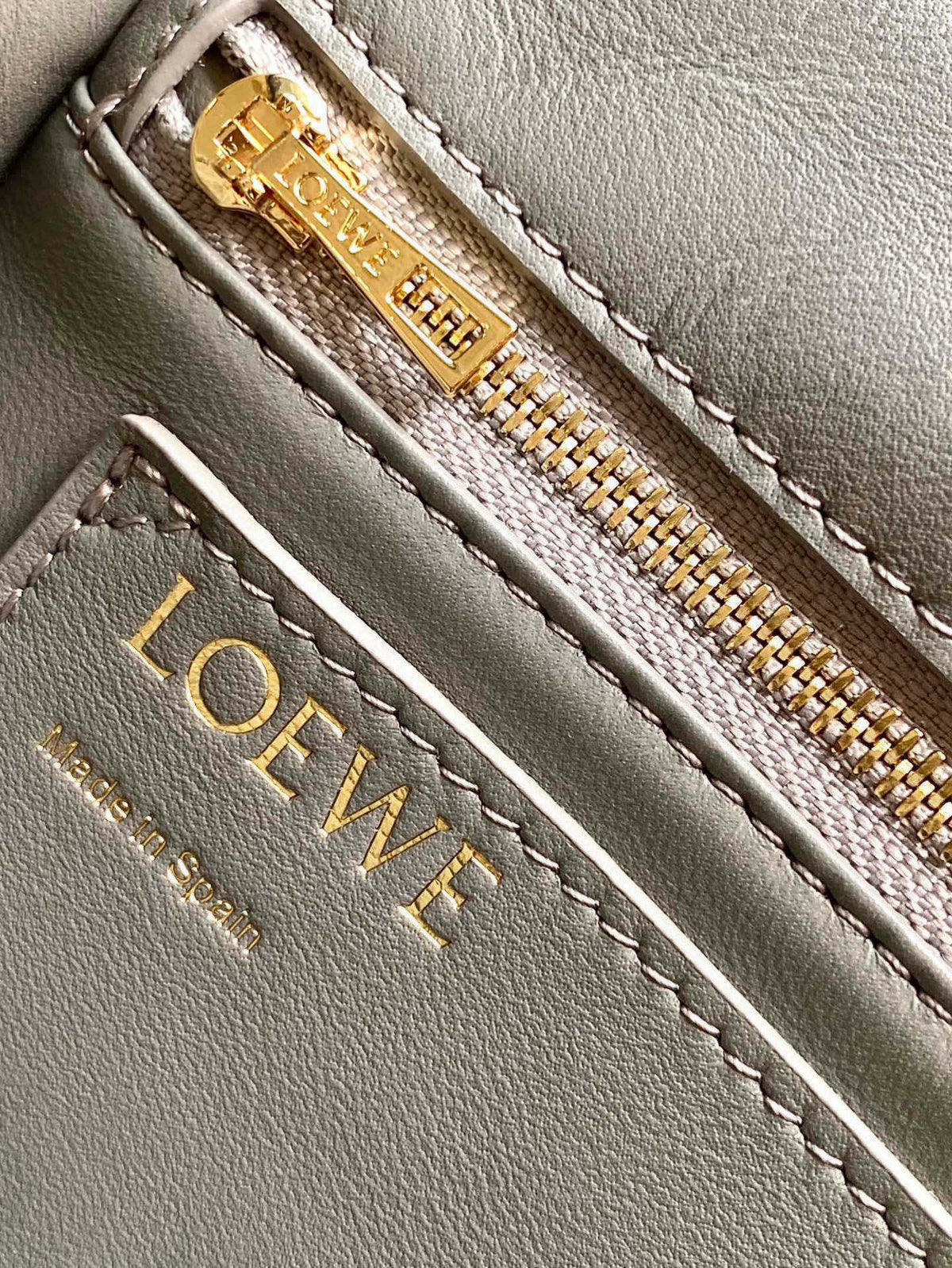 LOEWE 25S PUFFER GOYA BAG 23 IN LIGHT GRAY NAPPA LAMBSKIN