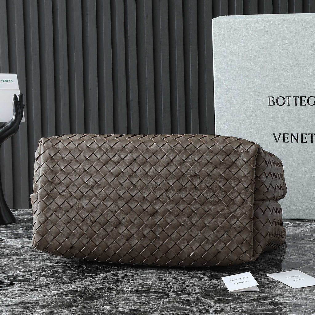 BOTTEGA VENETA 25S LARGE ANDIAMO 42 IN DARK BROWN CALFSKIN GOLD HARDWARE