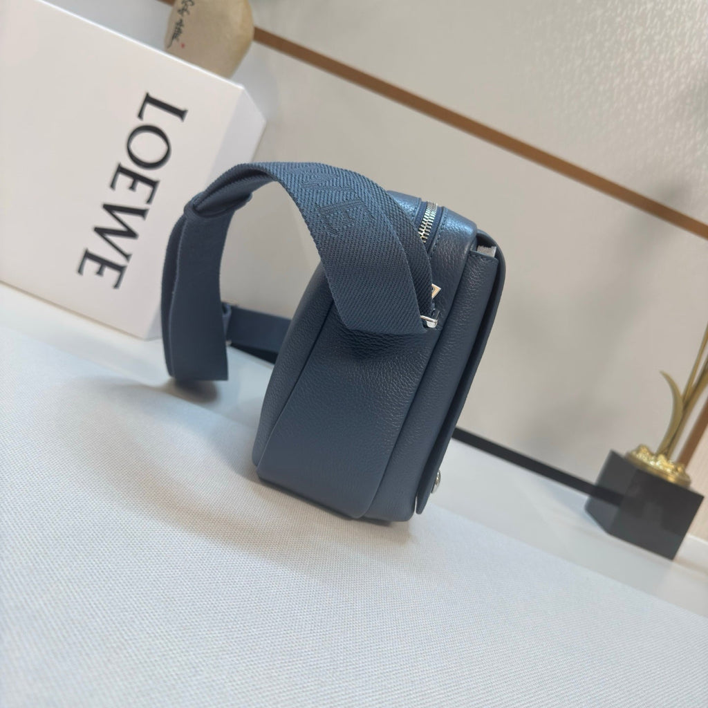 LOEWE 25S PEBBLE BAG 23 IN STEEL BLUE CALFSKIN SILVER HARDWARE