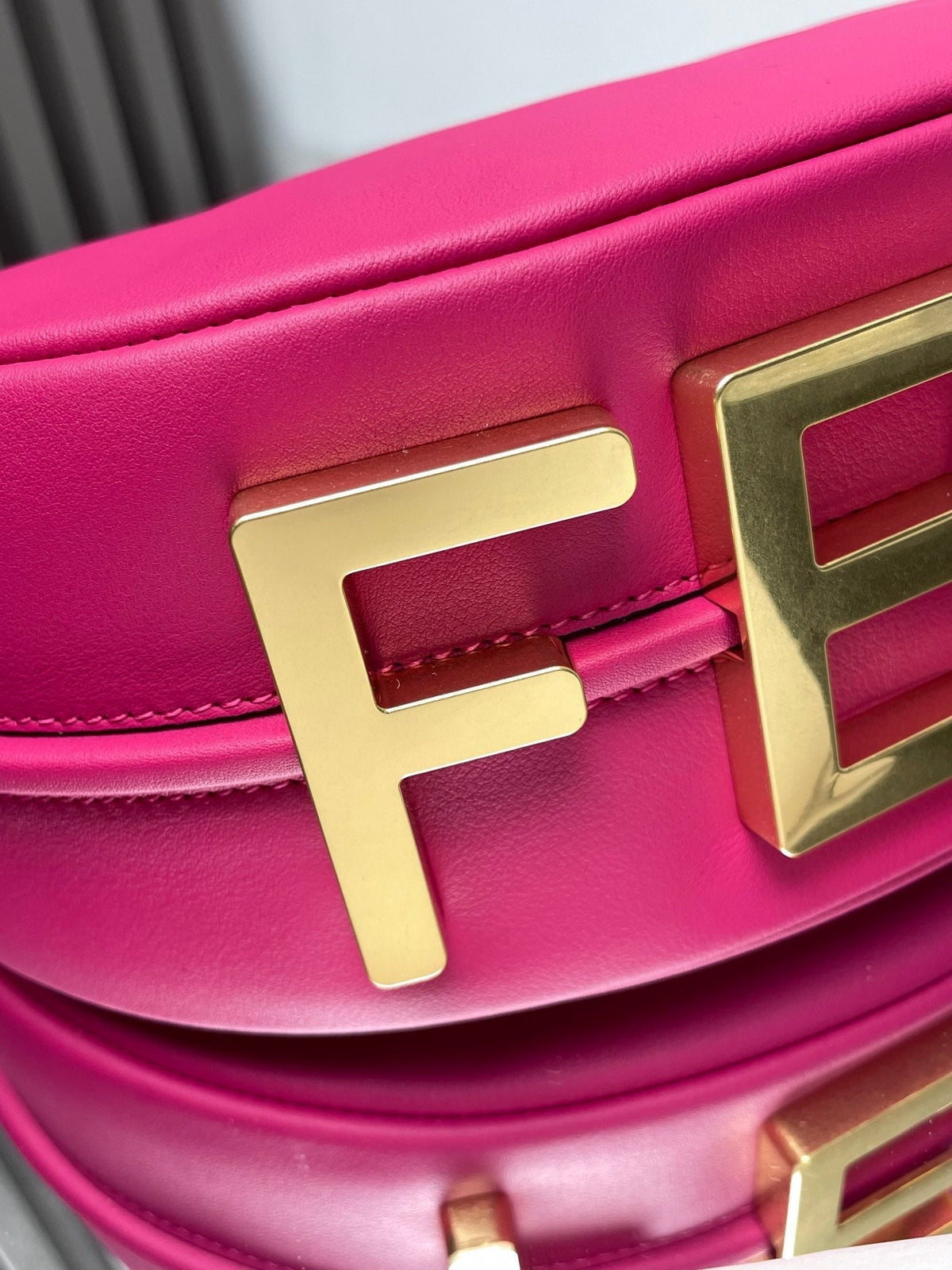 FENDIGRAPHY MEDIUM 29 IN BRIGHT PINK SMOOTH LAMBSKIN GOLD HARDWARE