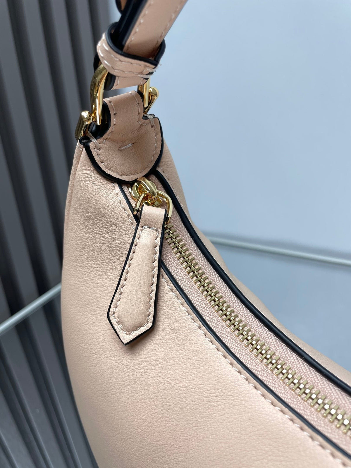 FENDIGRAPHY MEDIUM 29 IN BISQUE SMOOTH LAMBSKIN GOLD HARDWARE
