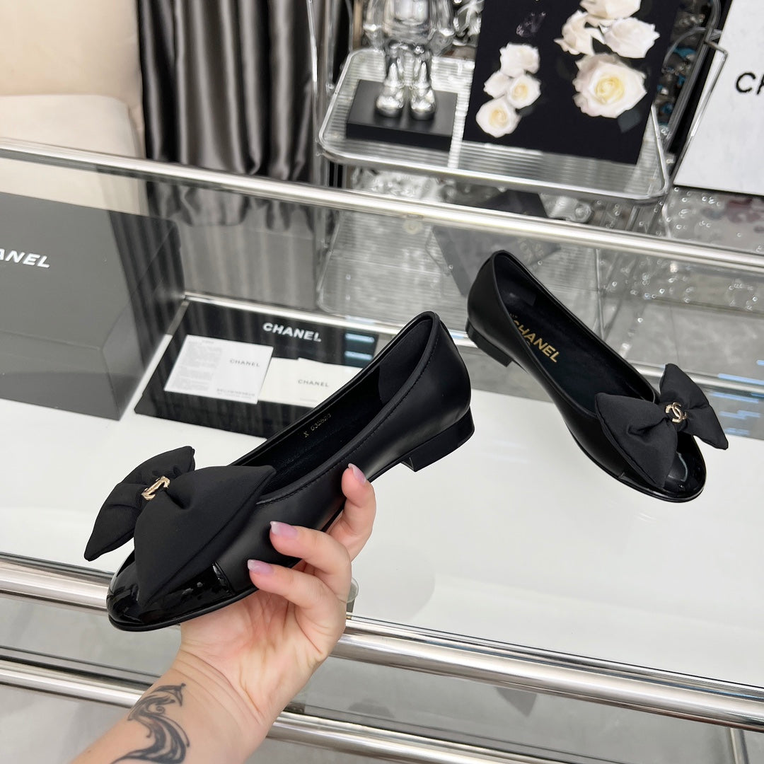 CHANEL 25S ROUND TOE BALLET FLATS WITH A BOW IN BLACK CALFSKIN