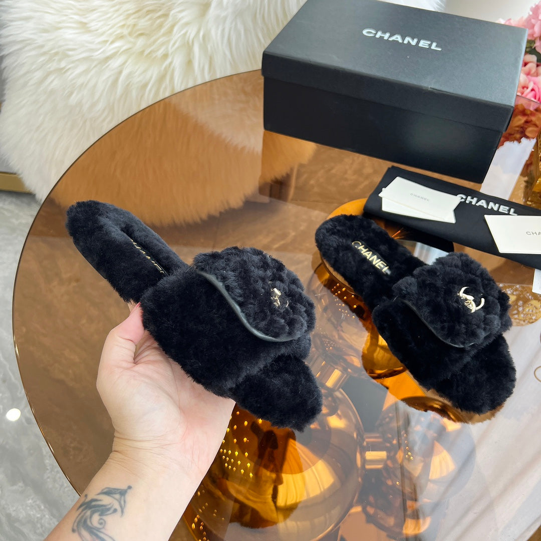 CHANEL 25S FUR SLIPPERS IN BLACK LOGO GOLD HARDWRE