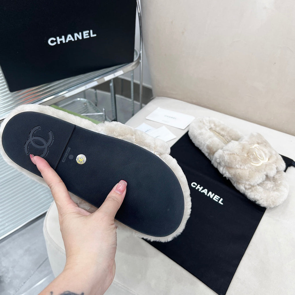 CHANEL 25S FUR SLIPPERS WITH EXPOSED-STITCH STRAPS IN LIGHT GRAY