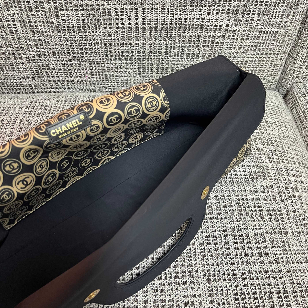 CHANEL 25S SHOPPING BAG 46 CM IN BLACK MIX BEIGE CANVAS PRINTED LOGO