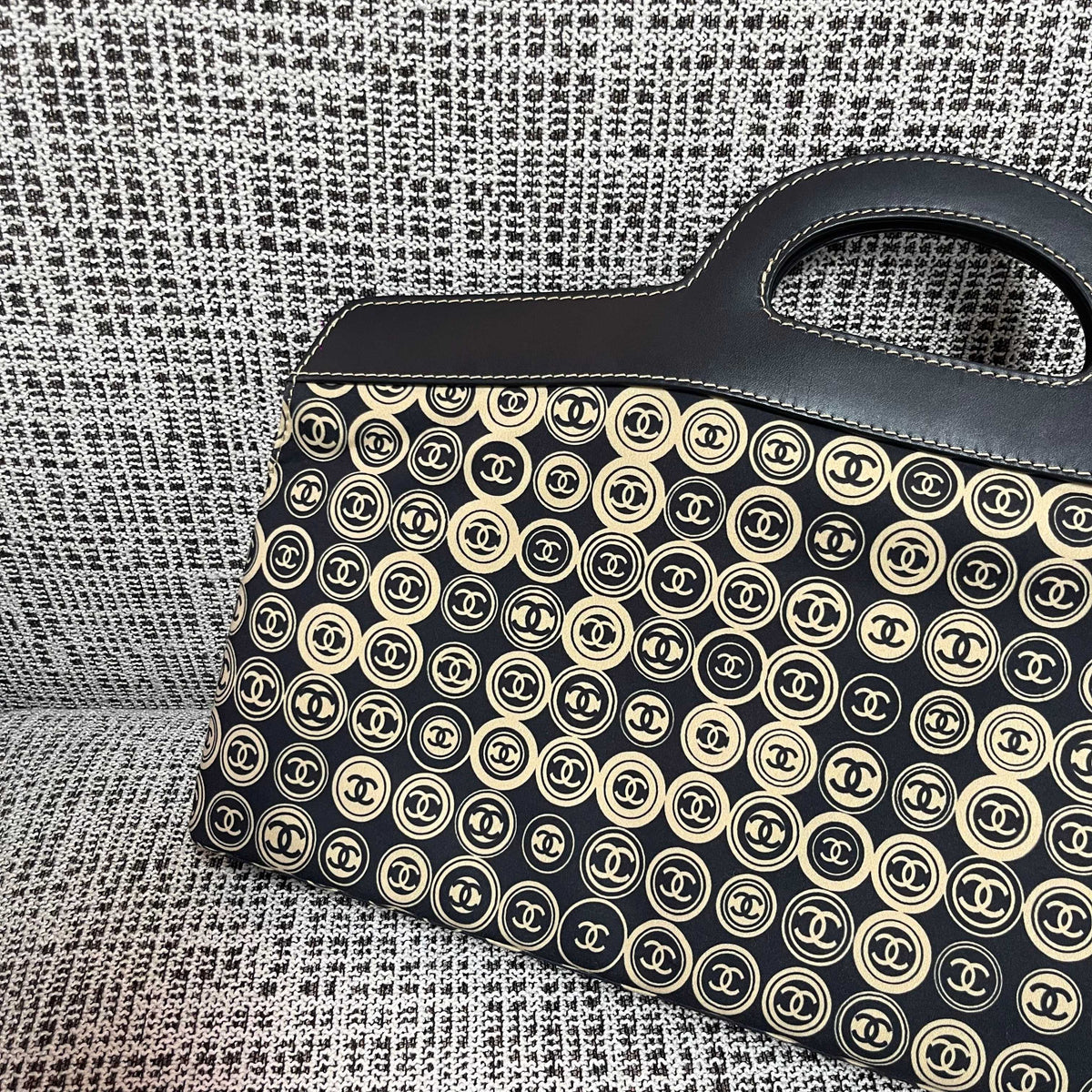 CHANEL 25S SHOPPING BAG 46 CM IN BLACK MIX BEIGE CANVAS PRINTED LOGO