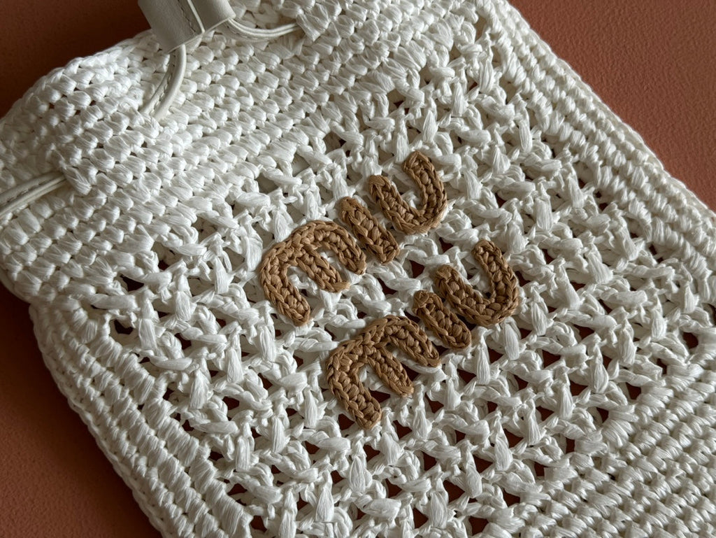 WANDER BUCKET BAG 23 WHITE IN RAFFIA WITH LEATHER TRIM