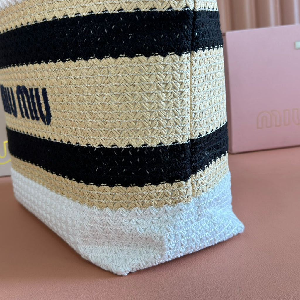 TOTE BAG 40 IN STRIPED PATTERN OF WHITE BEIGE AND BLACK WOVEN RAFFIA