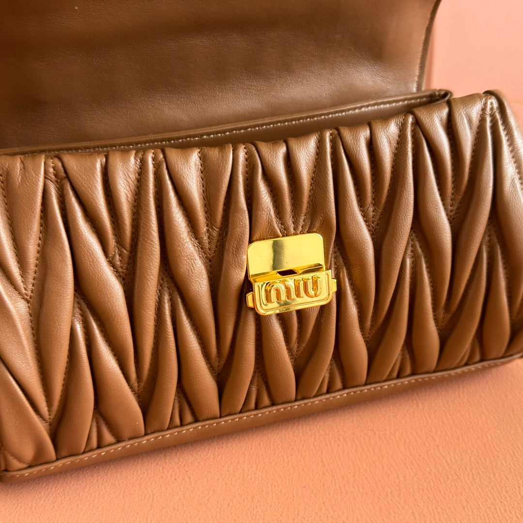 CHAIN SHOULDER BAG 24 IN BROWN PATENT SMOOTH LAMBSKIN