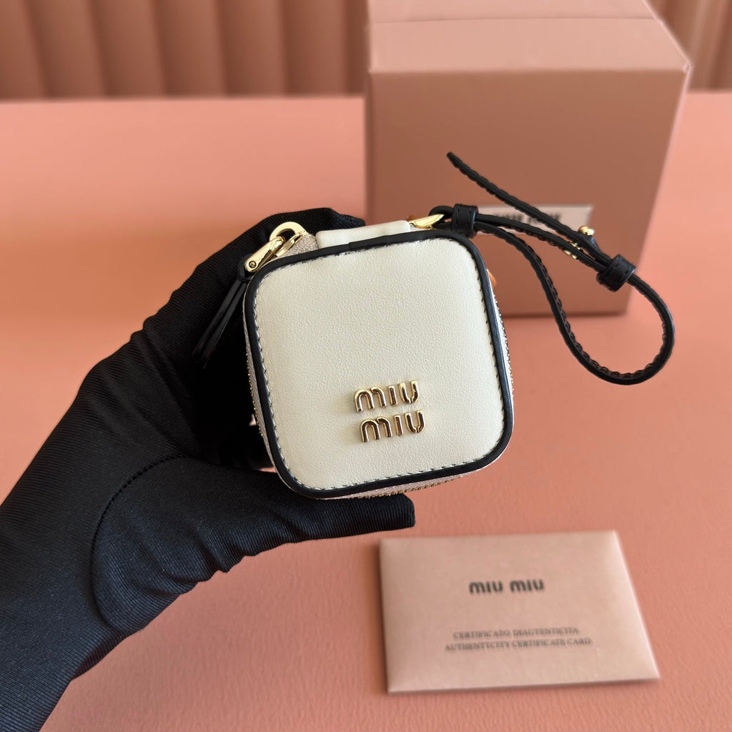 MIUMIU 26S EARPHONE CASE 6 IN WHITE CALFSKIN GOLD HARDWARE