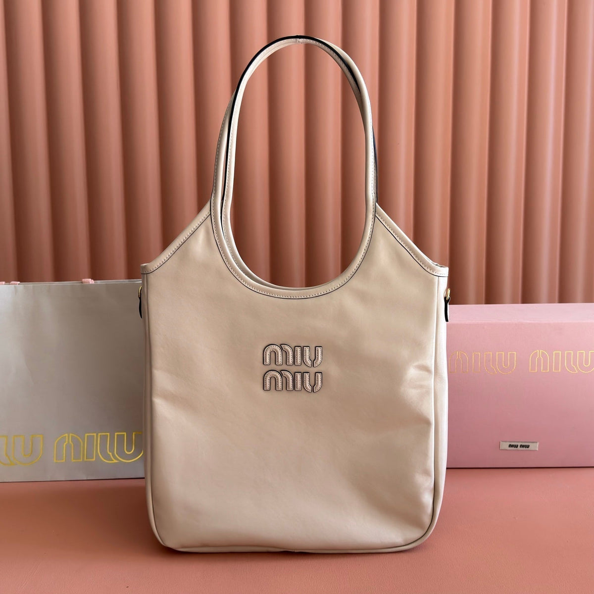 MIUMIU 26S IVY 40 TOTE IN BEIGE PATENT CALFSKIN