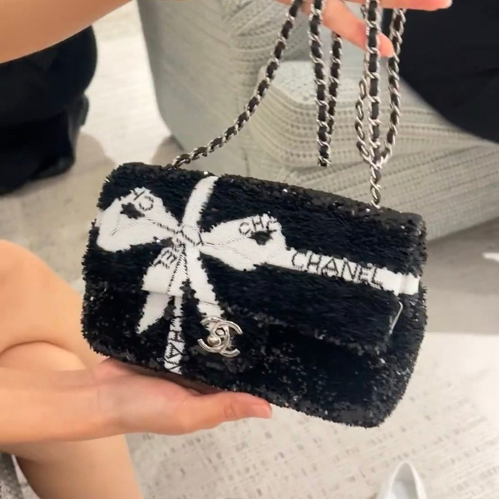 CHANEL 25S FLAP BAG 20 CM IN BLACK SEQUINS WITH WHITE BOW