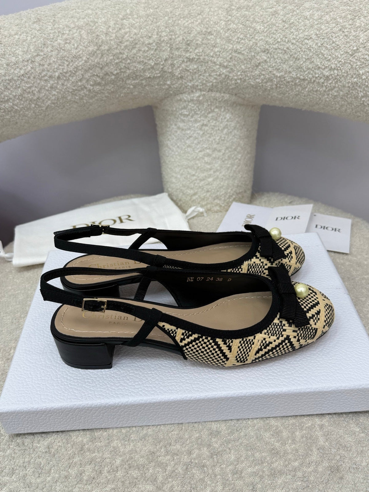 DIOR HIGH SLINGBACK 30 MM 25S IN BLACK AND BEIGE RAFFIA WITH PEARL