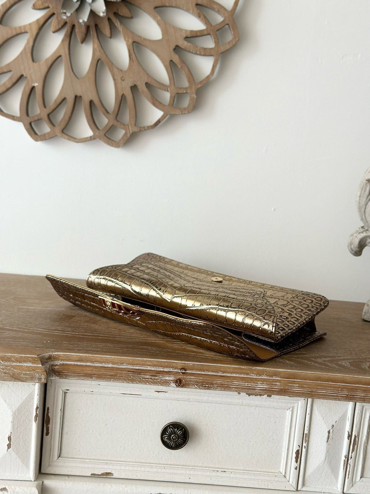 CHANEL 25S CLUTCH 30 IN METALLIC GOLD CROCODILE-EMBOSSED CALFSKIN