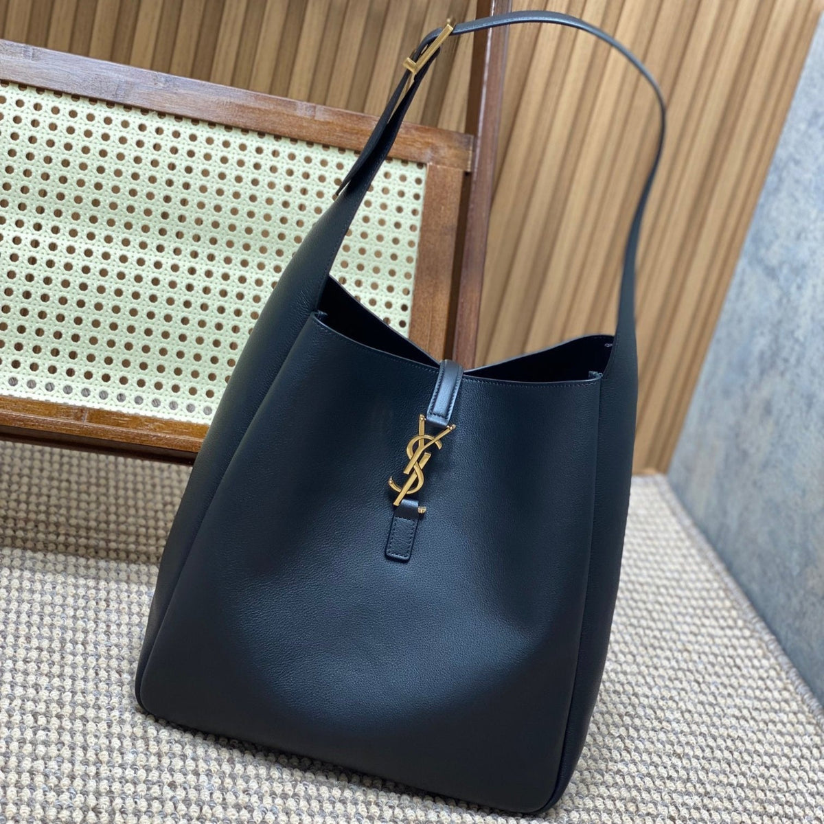 LE 5 À 7 LARGE SUPPLE BAG 31 IN BLACK CALFSKIN