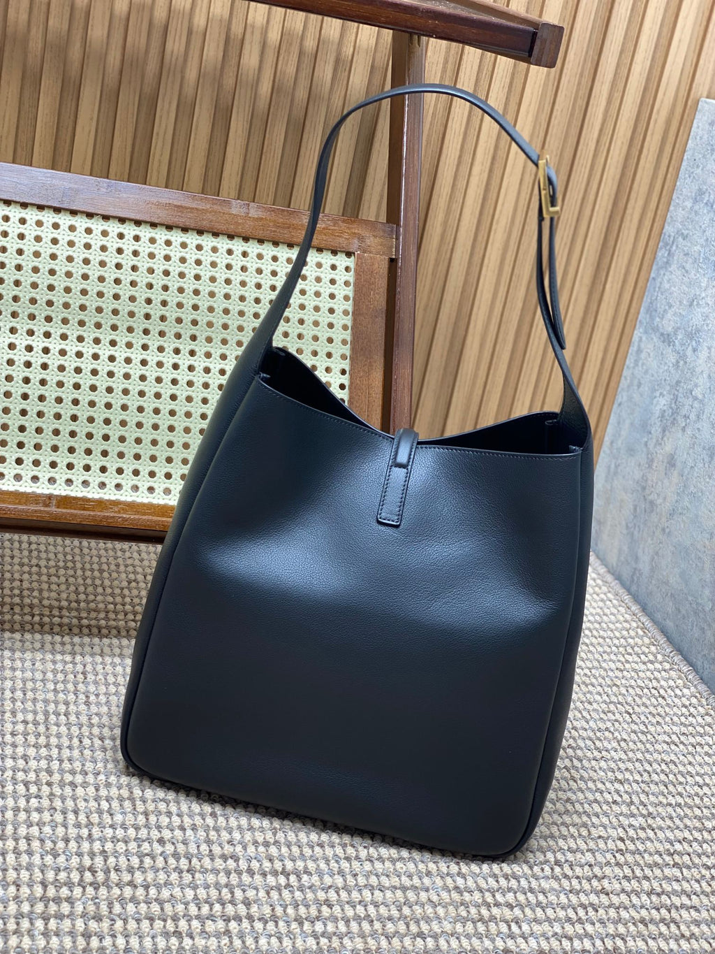 LE 5 À 7 LARGE SUPPLE BAG 31 IN BLACK CALFSKIN