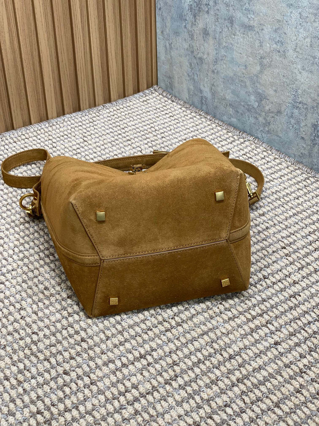 LE 37 SMALL BUCKET BAG 25 IN BROWN SUEDE GOLD HARDWARE