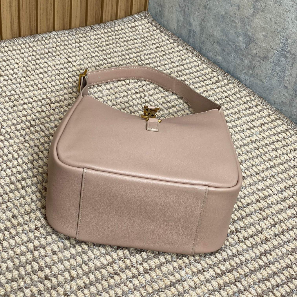 LE 5 À 7 SMALL SUPPLE 22 IN BABBY PINK CALFSKIN GOLD BUCKLE