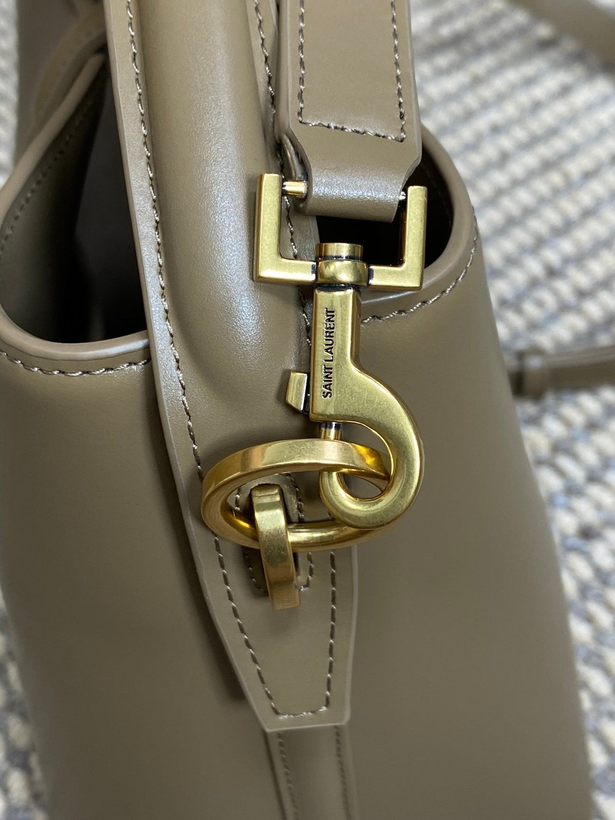 LE 37 SMALL BUCKET BAG 20 IN CEDAR BROWN CALFSKIN GOLD HARDWARE