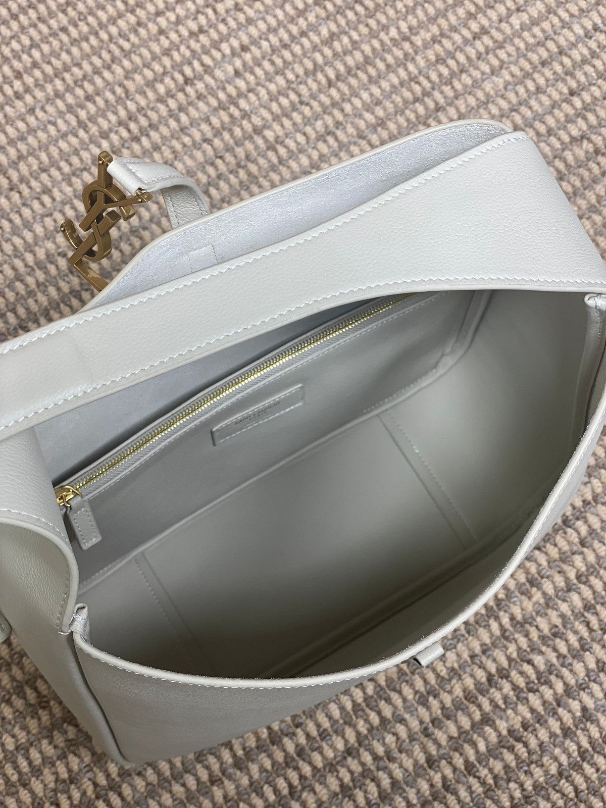 LE 5 À 7 LARGE SUPPLE BAG 31 IN WHITE CALFSKIN