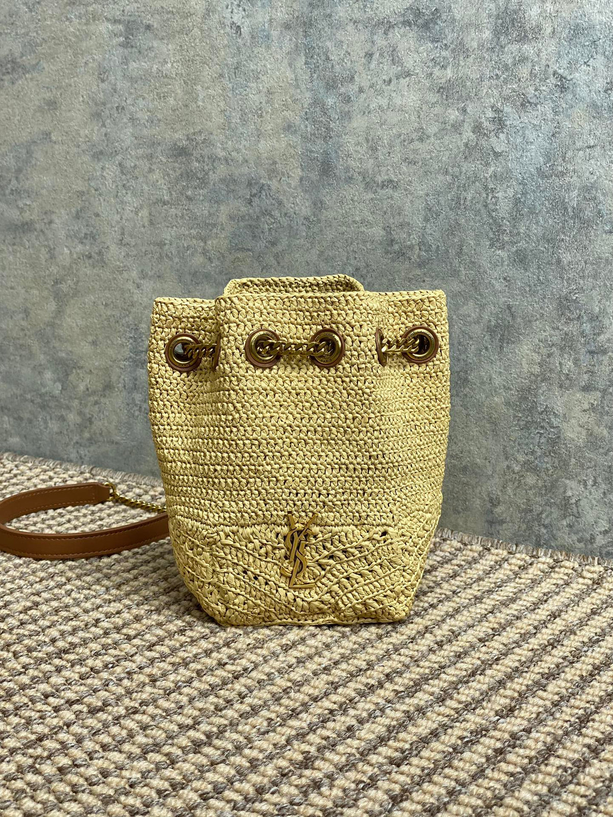 DRAWSTRING BUCKET BAG 19 IN BEIGE WOVEN RAFFIA AND CALFSKIN