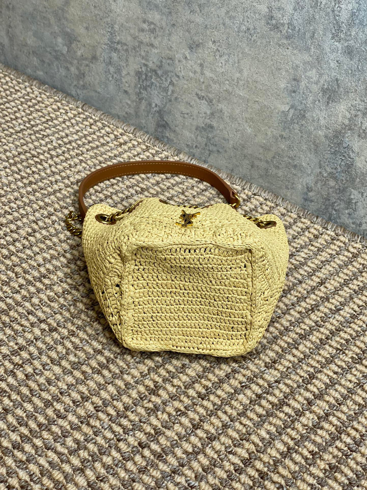 DRAWSTRING BUCKET BAG 19 IN BEIGE WOVEN RAFFIA AND CALFSKIN