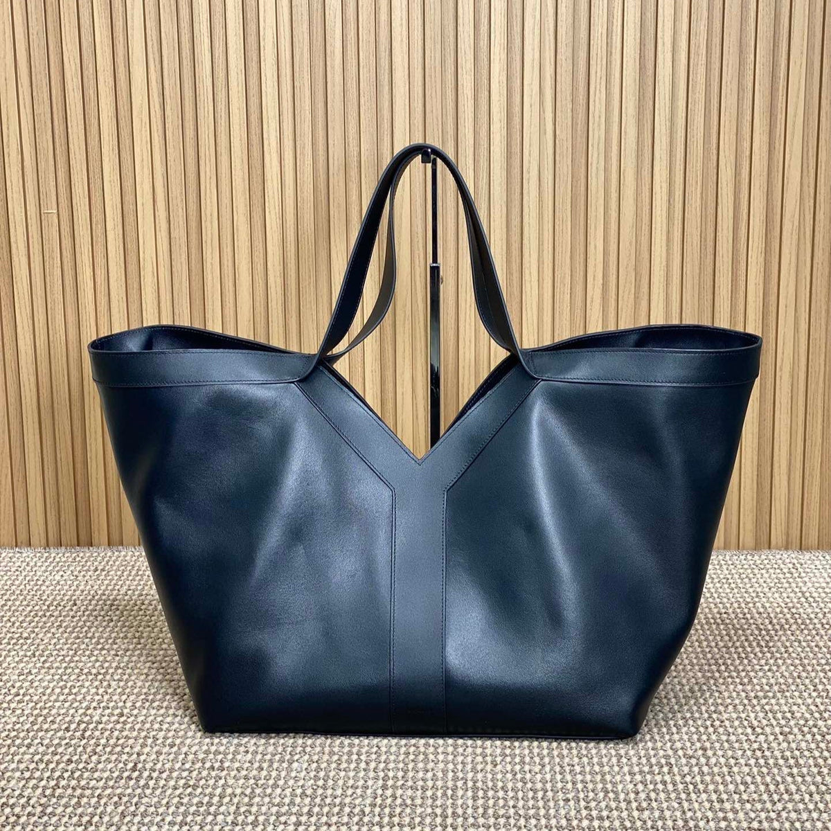 Y TOTE BAG 39 IN BLACK CALFSKIN