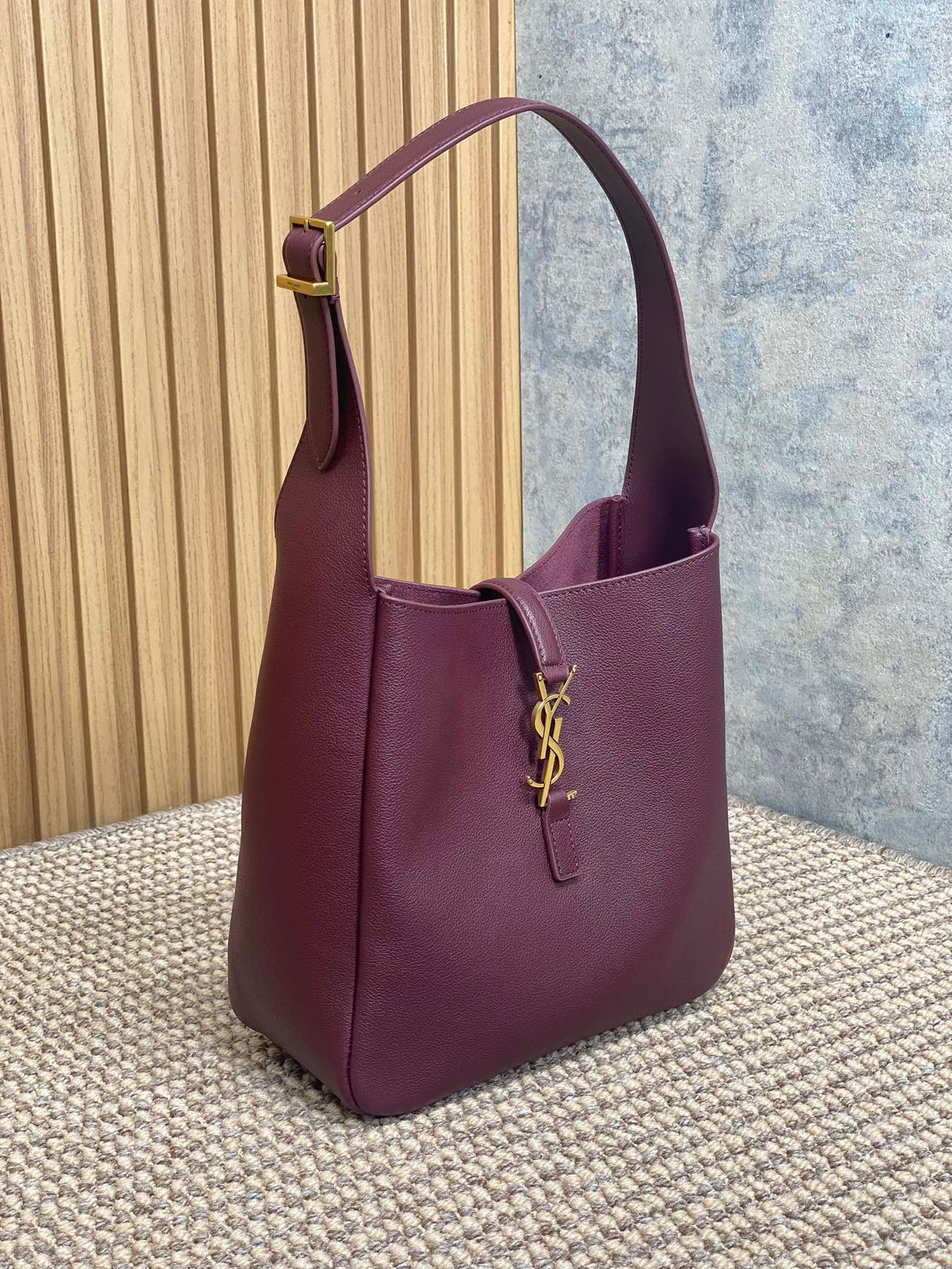 LE 5 À 7 SMALL SUPPLE 22 IN GRAPE PURPLE CALFSKIN GOLD BUCKLE