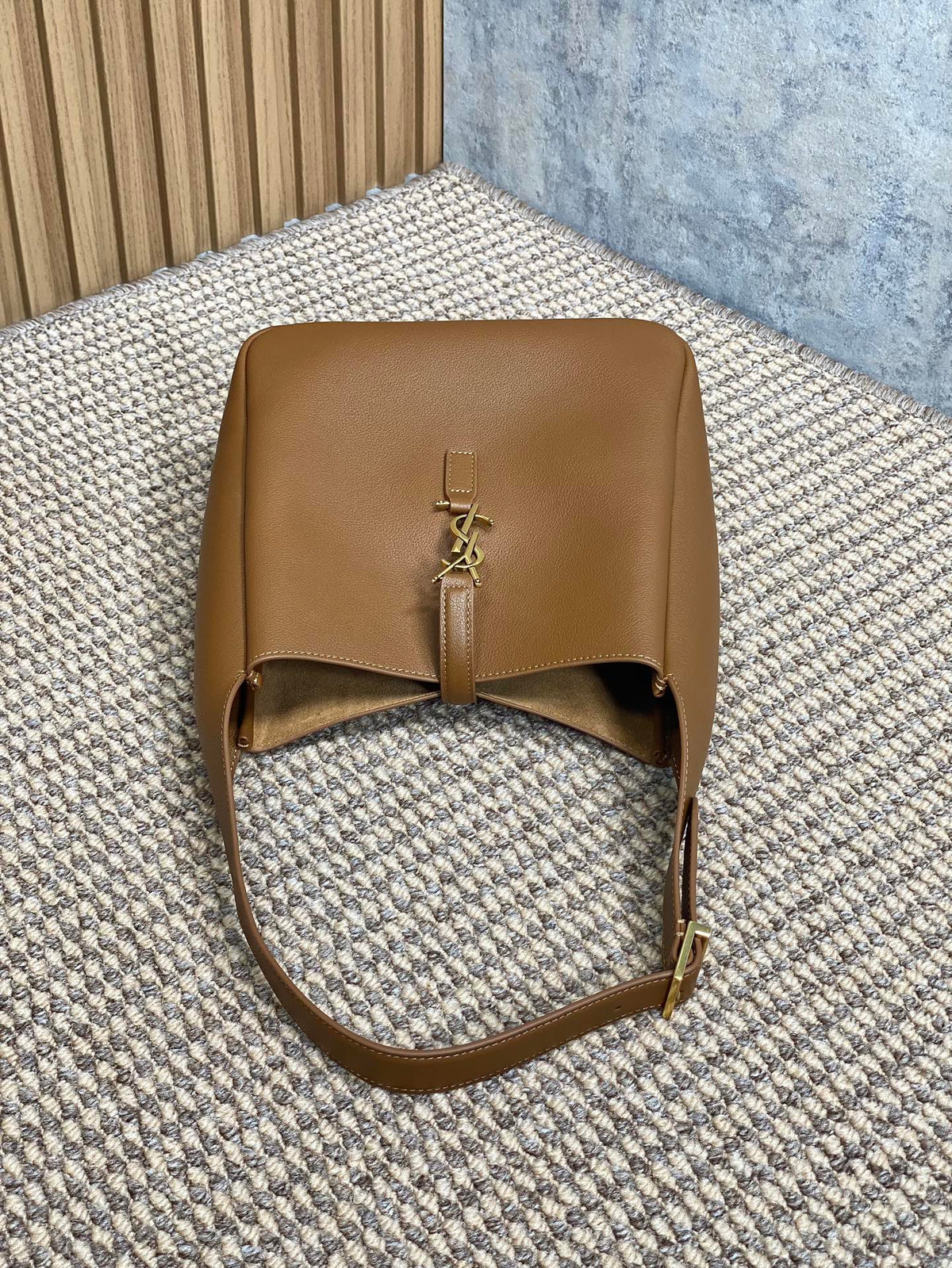 LE 5 À 7 SMALL SUPPLE 22 IN TORTILLA BROWN CALFSKIN GOLD BUCKLE