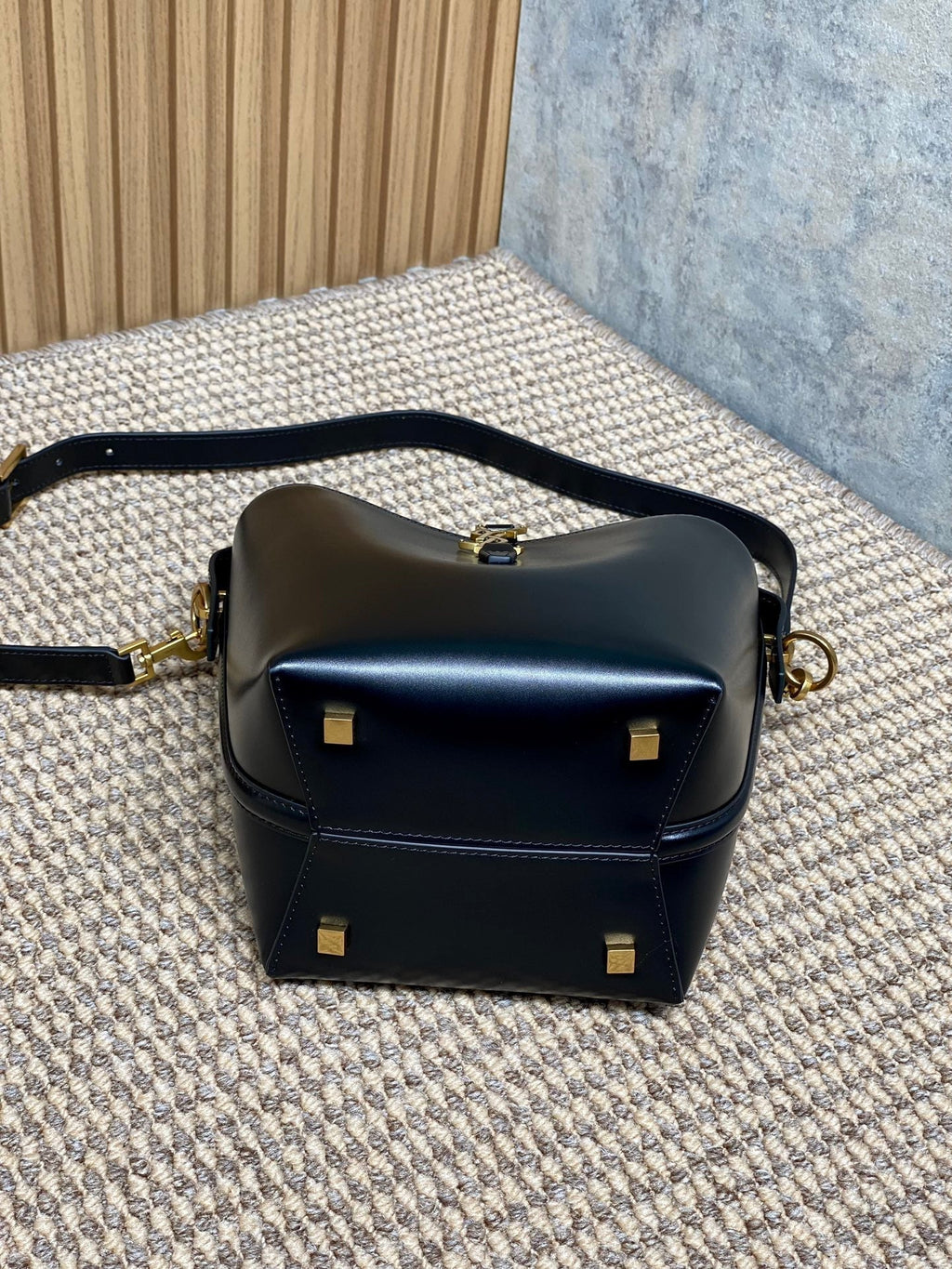 LE 37 SMALL BUCKET BAG 20 IN BLACK CALFSKIN GOLD HARDWARE