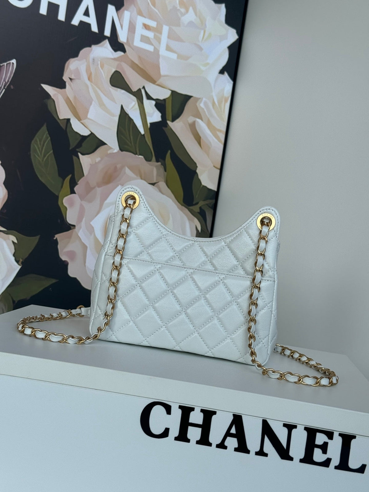 CHANEL 25S HOBO BAG 19 CM IN WHITE LAMBSKIN WITH GOLD HARDWARE