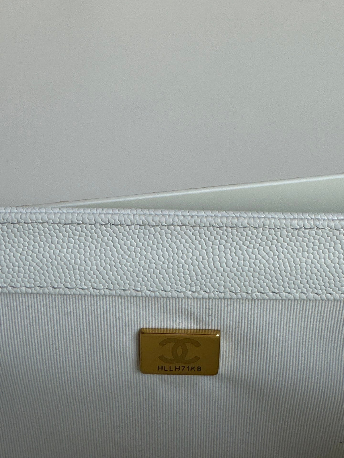 CHANEL BOY 25S 25 CM IN WHITE LAMBSKIN WITH GOLD HARDWARE