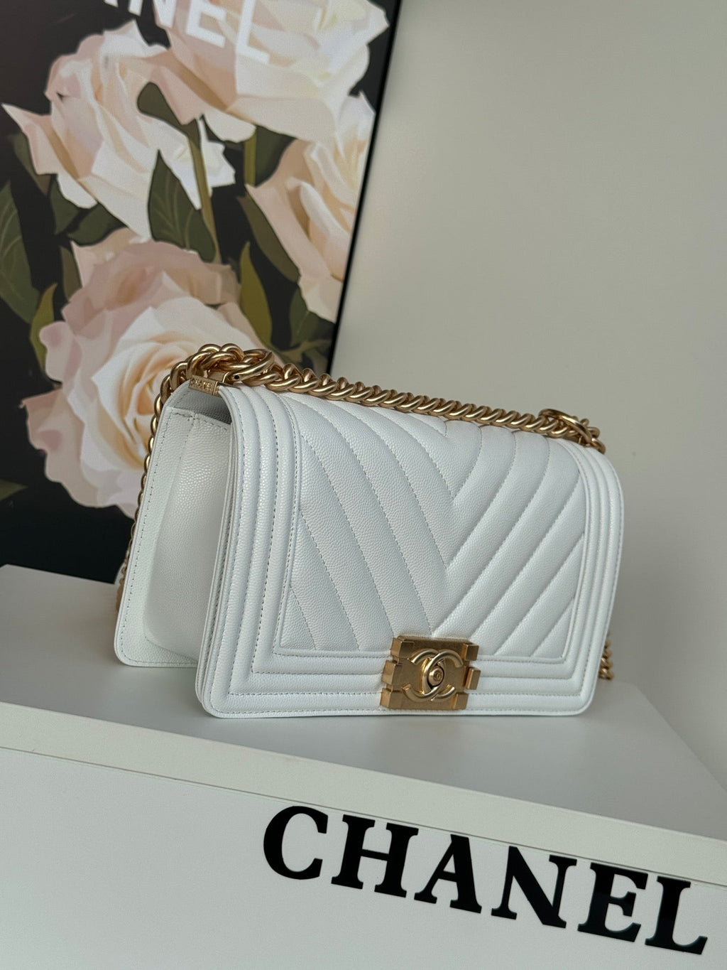 CHANEL BOY 25S 25 CM IN WHITE LAMBSKIN WITH GOLD HARDWARE