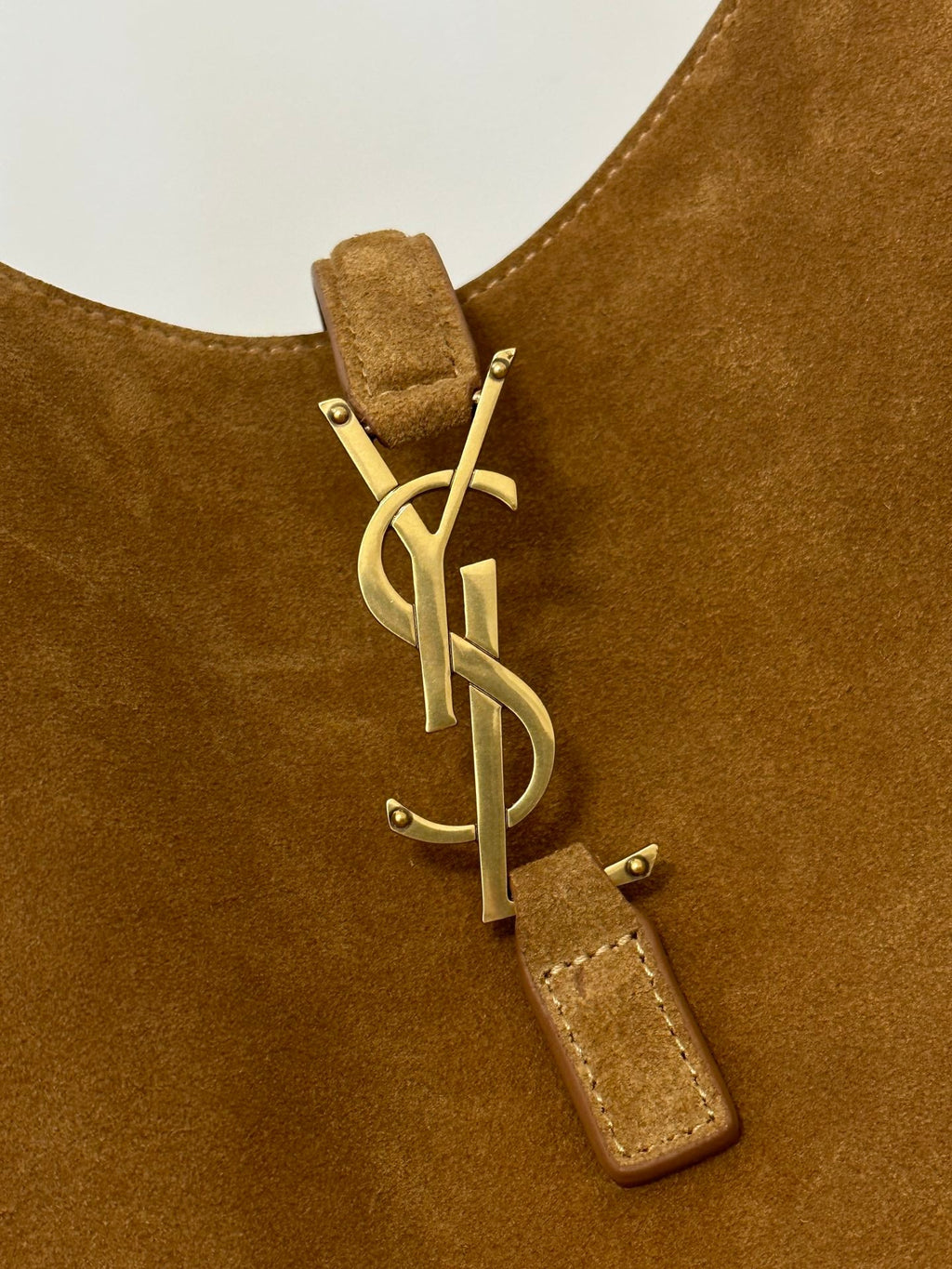 LE 5 À 7  SUPPLE SMALL 22 IN  CARAMEL BROWN SUEDE