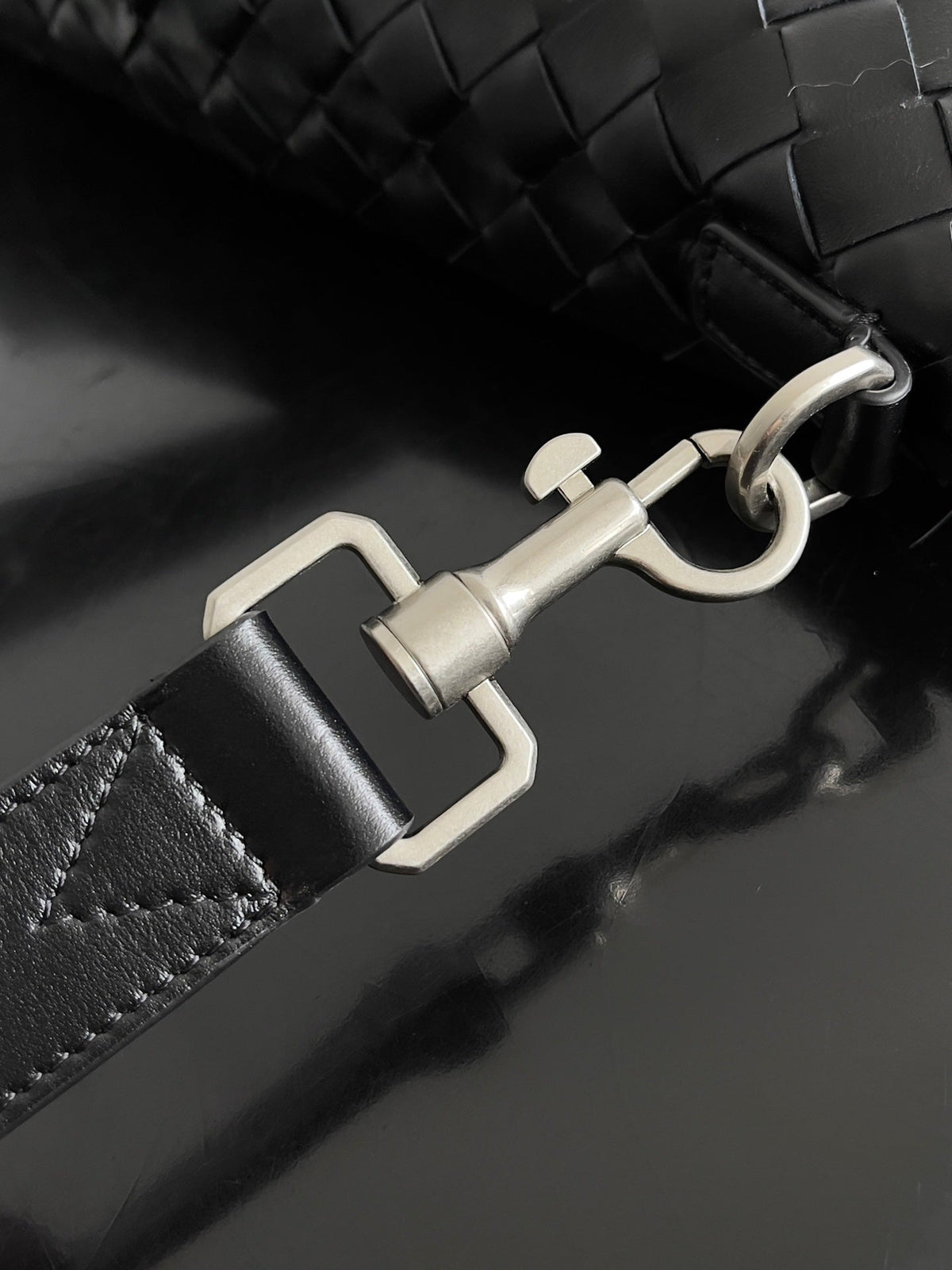 BOTTEGA VENETA 25S ANDIAMO LARGE INTRECCIATO 39 IN BLACK CALFSKIN