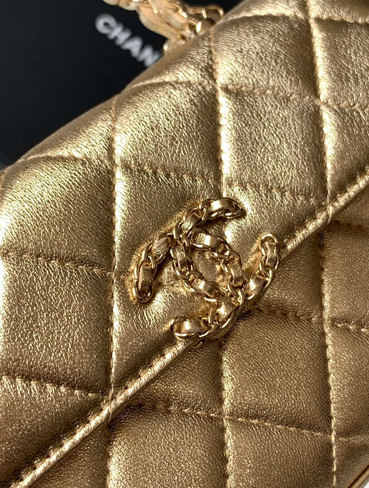 CHANEL 25S KELLY BAG 18 IN GOLD METALLIC LAMBSKIN WITH GOLD HARDWARE