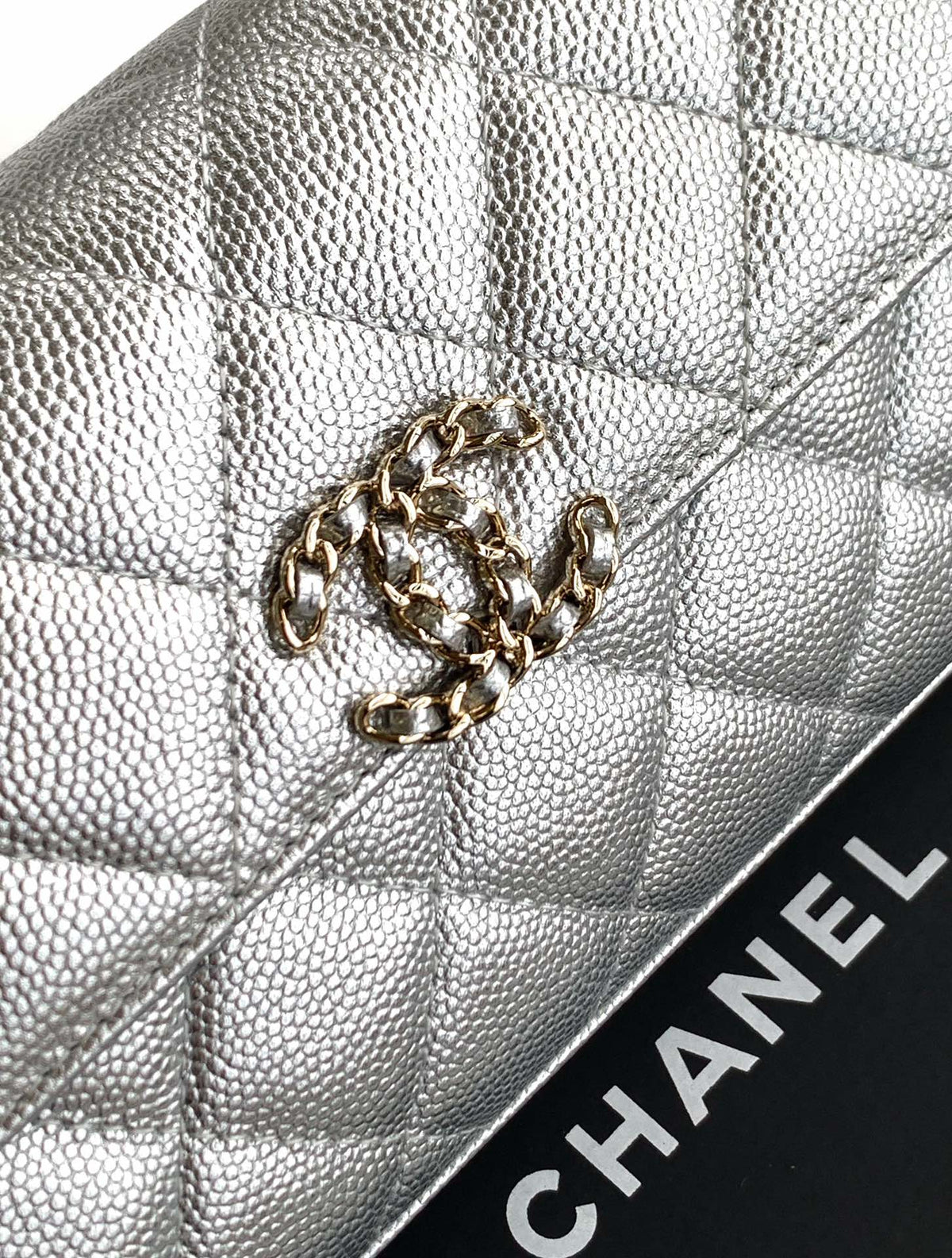 CHANEL 25S KELLY BAG 18 IN SILVER CAVIAR LEATHER WITH GOLD HARDWARE STYLE 2