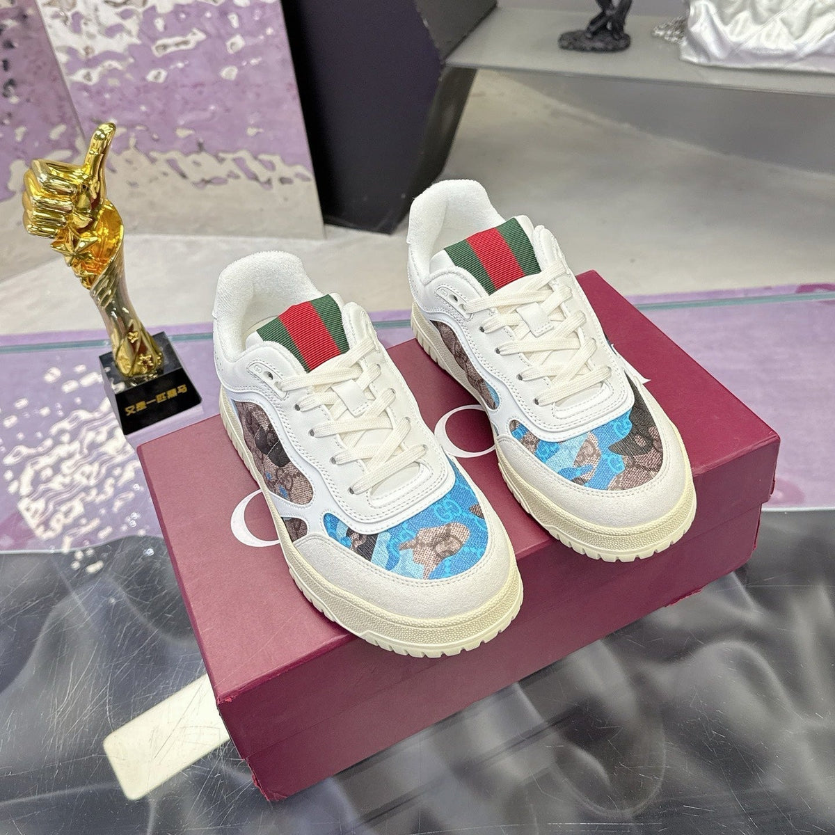 GUCCI 26S SNEAKER IN WHITE AND BLUE CALFSKIN