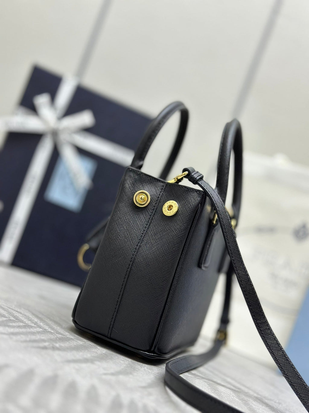 PRADA 25S GALLERIA MEDIUM BAG 20 IN BLACK CALFSKIN GOLD HARDWRE
