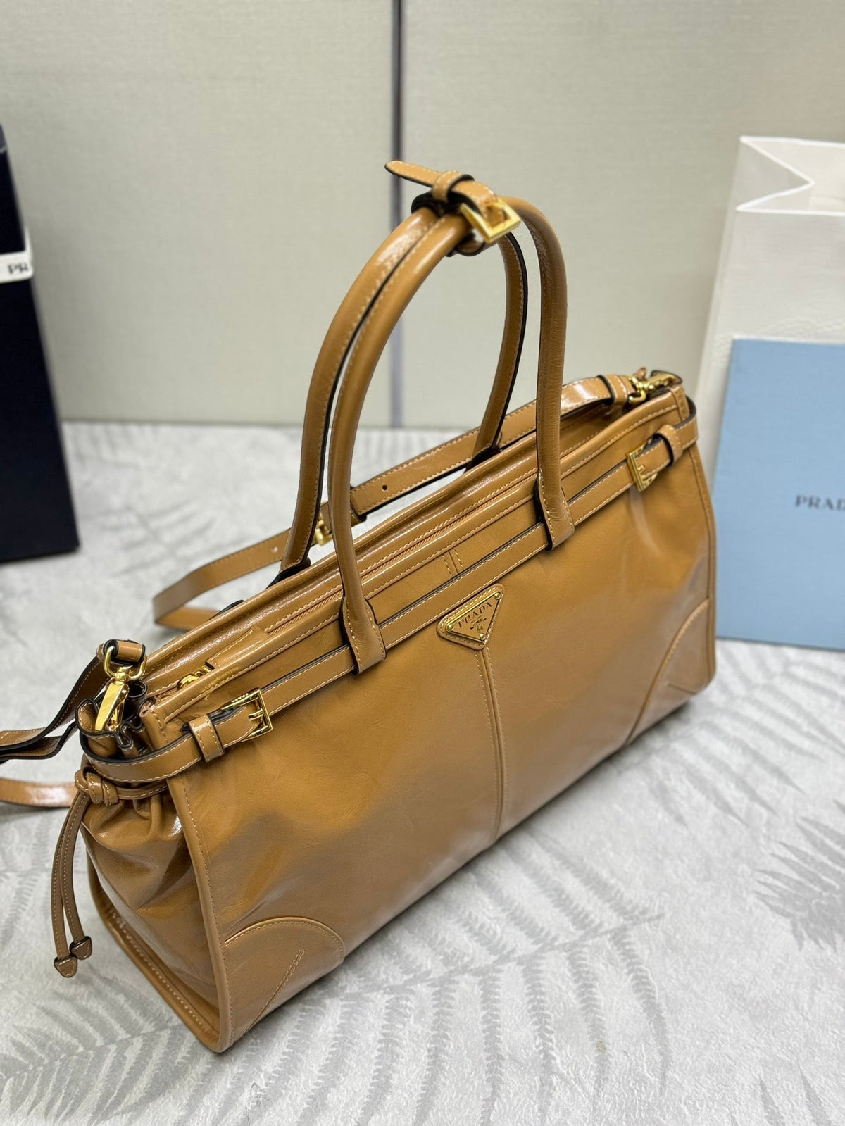PRADA 25S BONNIE LARGE HANDBAG 38 IN GOLDEN BROWN CALFSKIN GOLD HARDWRE