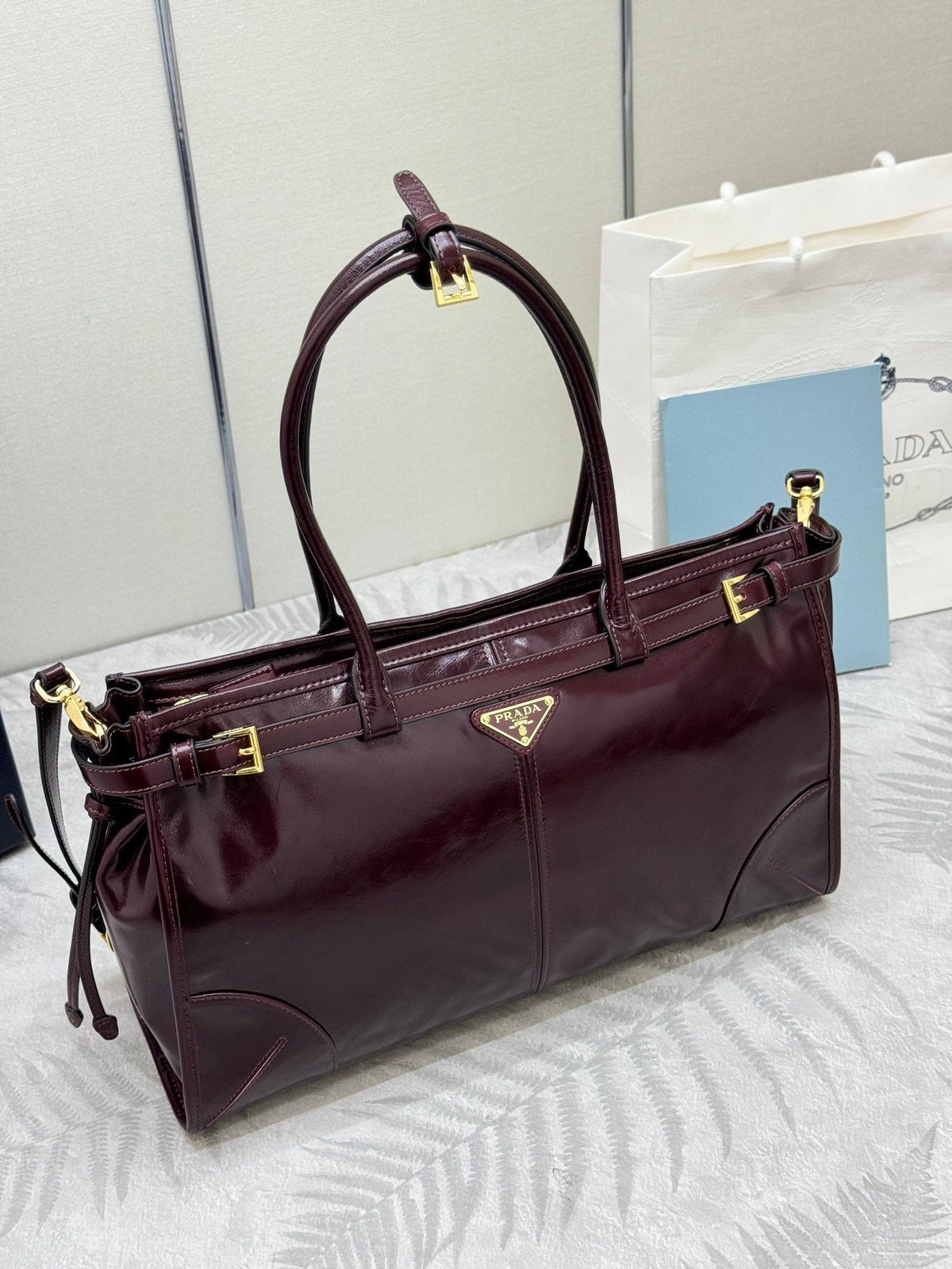 PRADA 25S BONNIE LARGE HANDBAG 38 IN BURGUNDY GLOSSY CALFSKIN GOLD HARDWARE