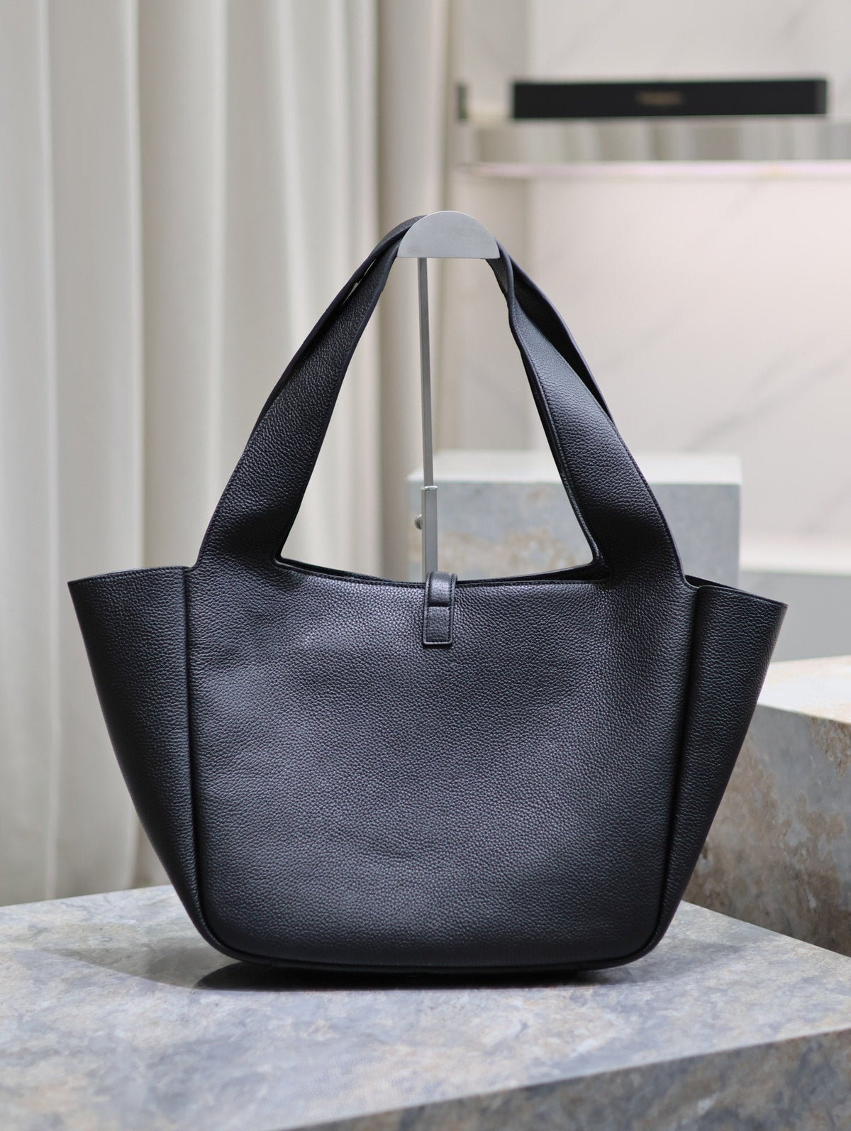 LE 5 À 7 BEA TOTE BAG 50 IN BLACK LAMBSKIN GOLD LOGO