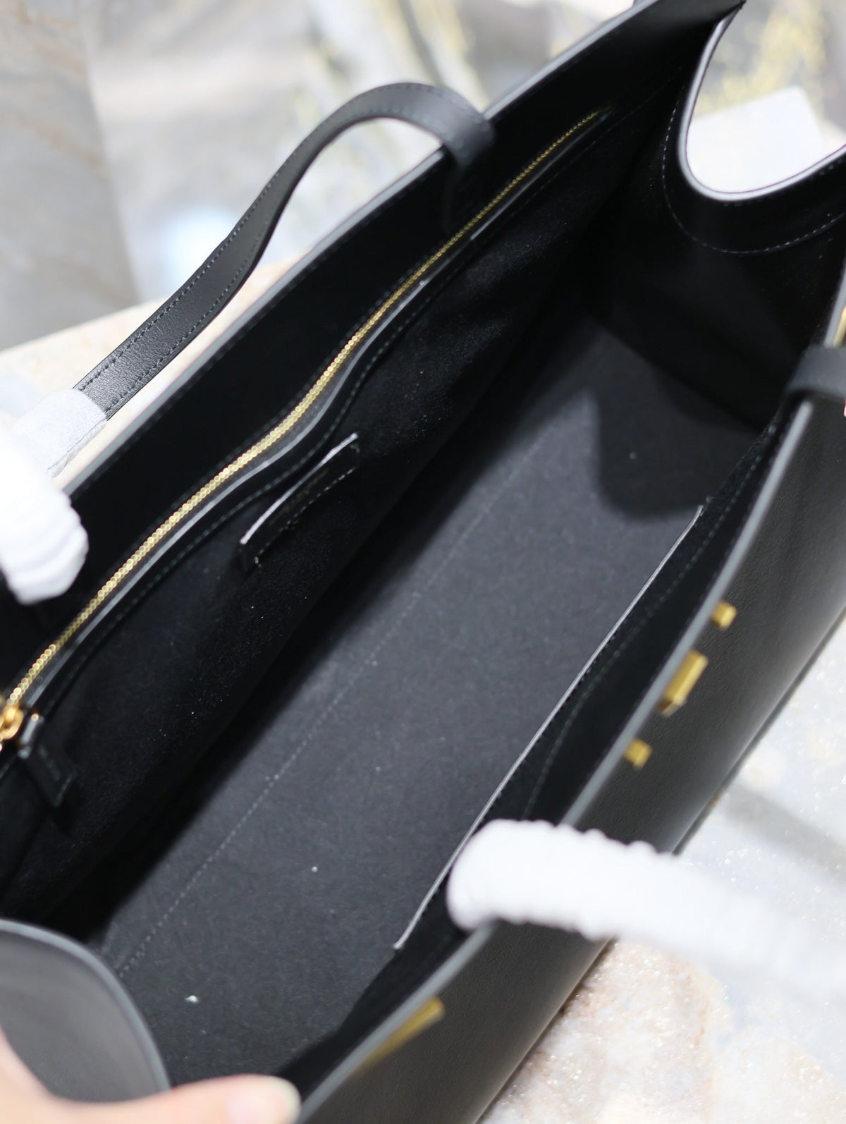 MANHATTAN SHOPPING BAG 40 IN BLACK SMOOTH LAMBSKIN GOLD BUCKLE