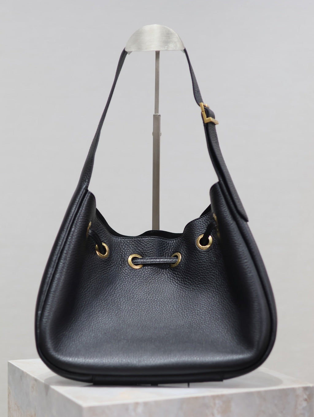 PARIS VII SMALL HOBO 30 IN BLACK GRAINED LEATHER GOLD HARDWARE