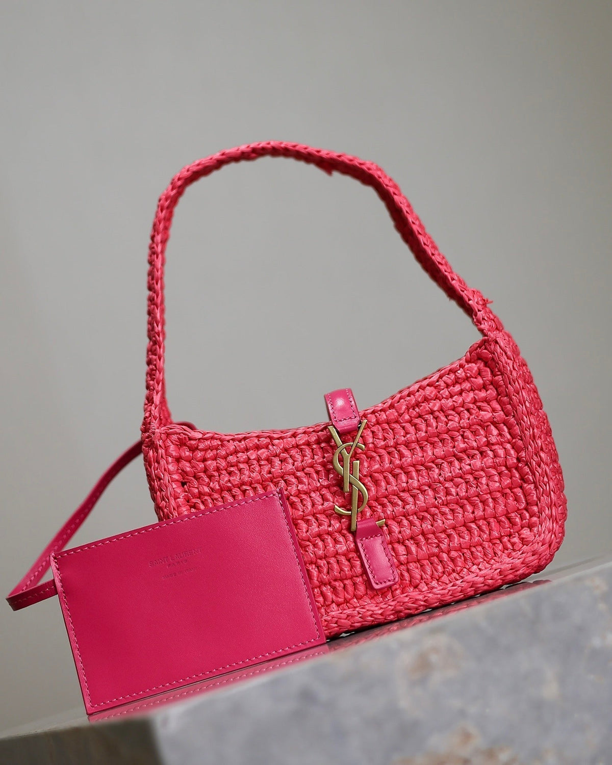 LE 5 À 7 BAG  19 IN MAGENTA PINK WOVEN RAFFIA