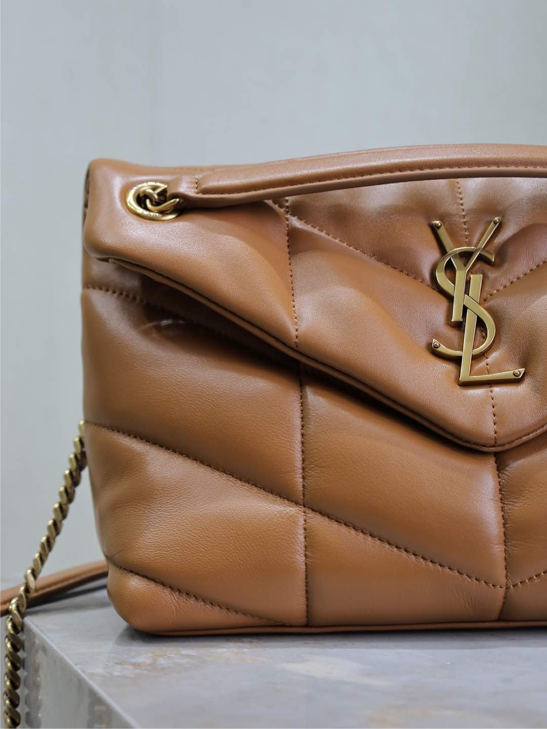 YSL 25S LOULOU PUFFER MM 29 IN CARAMEL CALFSKIN GOLD HARDWARE