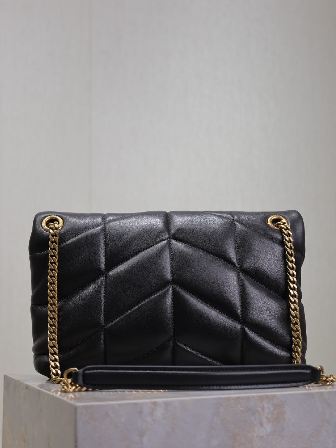 YSL 25S LOULOU PUFFER MM 29 IN BLACK CALFSKIN GOLD HARDWARE